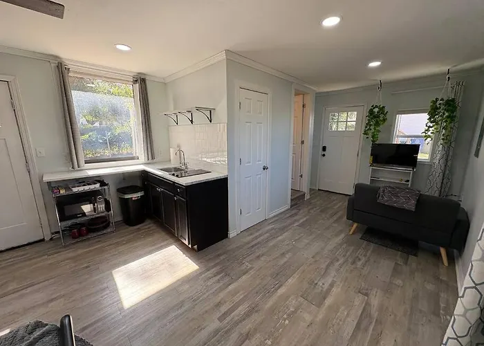Bright & Comfortable Bungalow!