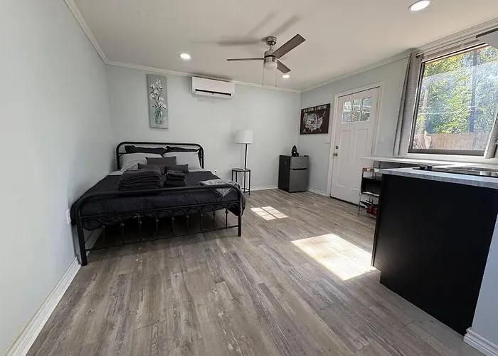 Bright & Comfortable Bungalow!