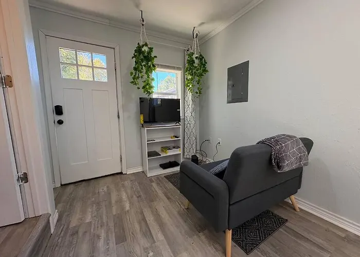 Bright & Comfortable Bungalow! *